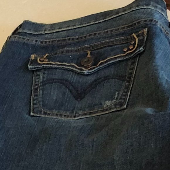 LEVI’s Designed with a laid-back, easy fit midrise. 515 NWT - Picture 5 of 11